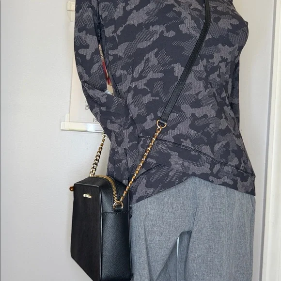 Michael Kors’s NWOT luxury leather black Crossbody bag w/gold hardware, - Picture 6 of 11